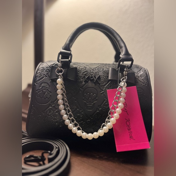 Betsey Johnson Black Skull Viral Satchel with long strap & pearl Charm & Bows - Picture 1 of 9